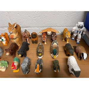 Statua di Pinguino in Legno Intagliato a Mano YEEYAYA, Figurina Natalizia e Decorazione per la Casa, Regalo di Natale per Arredamento - Product Image 3