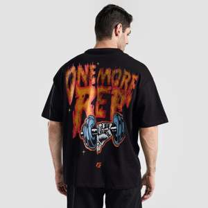 เสื้อยืดโอเวอร์ไซส์ Iron Grind สีดำ ผ้าเจอร์ซีย์คอตตอน 100% พิมพ์ลายซิลค์สกรีน พร้อมดีเทลแบบบีบอัด ทรงเข้ารูป - Product Image 1