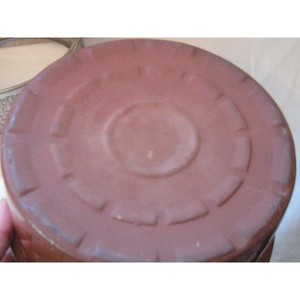 Plat à cocotte en argile lourde en acier inoxydable orné Caddy avec poignées à couvercle Casserole à haricots Vintage servant au milieu du siècle - Product Image 2