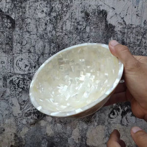 Bol en nacre poli de qualité supérieure, parfait pour présenter de petits objets et ajouter une touche luxueuse à l'aménagement intérieur - Product Image 1