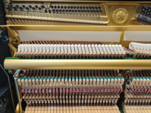 Piano Vertical Acústico Yamaha U1H de Lujo Profesional en Oferta, Usado en Buen Estado con Buenos Precios, 88 Teclas - Product Image 4