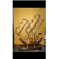Bateau en laiton pur de haute qualité, fait à la main, décoration d'intérieur, bateau vintage avec base en bois, finition de haute qualité, bateau en laiton marin