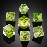 Set Dadu Resin Cair Grosir, 7 Buah Dadu D&D Berisi Cairan dengan Tepi Tajam dan Kotak Hadiah untuk Permainan Dungeons and Dragons