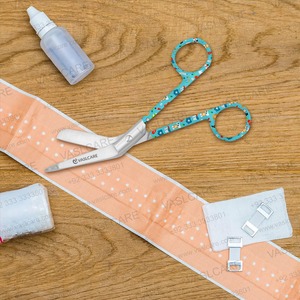 กรรไกรพยาบาลเวสแคร์ เมดิคอล ขนาด 5.5 นิ้ว สำหรับปฐมพยาบาล ทำจากเหล็กกล้า พร้อมลวดลายทางการแพทย์ ปลายทู่ - Product Image 5