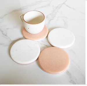 Juego de posavasos redondos de mármol blanco con un delicado diseño de incrustaciones de hojas y puntos de latón está disponible a precios de mayoreo. - Product Image 3