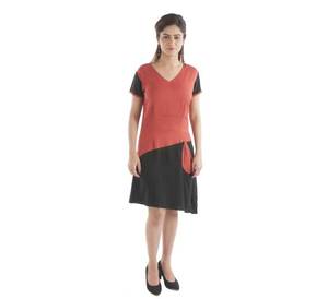 Top vente à la mode élégante robe au genou avec demi-manches et bas asymétrique en couleur bicolore pour femmes - Product Image 1