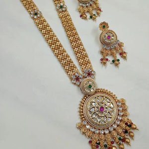 Ensemble de bijoux de mariage traditionnels indiens en alliage de cuivre plaqué or pour femmes, ensemble de boucles d'oreilles et de collier pour les fêtes - Product Image 1