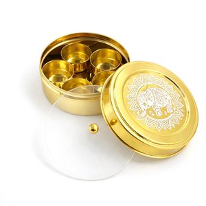 Boîte à masala en laiton élégante avec un design traditionnel gravé avec soin. Parfait pour un usage domestique et pour offrir en cadeau. - Product Image 3