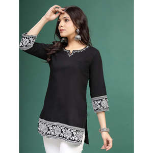 Descubra la fusión perfecta entre simplicidad y refinamiento con nuestro cómodo Kurti corto de algodón negro para mujer. - Product Image 6