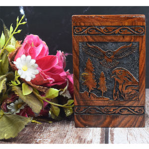 Urne en palissandre fabriquée à la main pour cendres humaines aigle urnes en bois gravées pour adultes urne funéraire celtique fabriquée à la main par AYAANS - Product Image 4