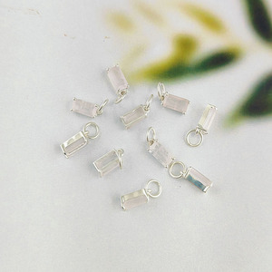 Cuarzo Rosa 22K chapado en oro 8x4mm Baguette Prong Set Birthstone Pendant para la fabricación de joyas y regalos - Product Image 2