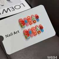 Handgemaakte amandelvormige opzetnagels in Euro-stijl met bloemen, fruit en gouden glitter, voor salon gebruik.