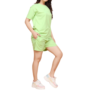 Ensemble t-shirt et short à col rond simple pour femme, conçu pour le confort de la journée et un look décontracté sans effort-conçu pour les vibrations estivales - Product Image 3