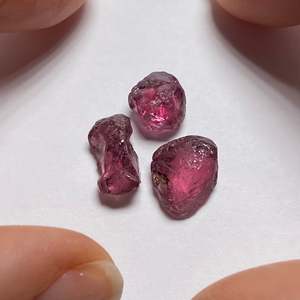 Gema Suelta de Granate Rojo Natural de 8mm, Forma de Corazón, Ojo de Gato, Pulido, Alta Calidad, Tanzania - Product Image 2