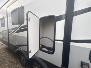 Caravane de voyage légère et moderne Forest River RVs Flagstaff Micro Lite 22FBS, modèle 2022-2024, d'occasion et en bon état, à vendre - Product Image 3