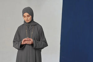 Abaya à manches longues pour adultes vêtements islamiques imprimés et unis de couleur personnalisée pour femmes avec hijab grande taille OEM avec logo personnalisé - Product Image 6