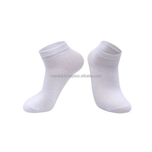 Chaussettes classiques côtelées pour tous les jours avec un mélange de coton durable, une texture lisse et un confort fiable pour les tenues quotidiennes - Product Image 1