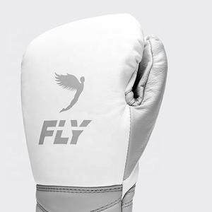 Gants de boxe FLY blancs et gris, les plus vendus, en cuir véritable, pour le sparring, avec logo personnalisé, prix usine abordable, fabrication OEM - Product Image 2