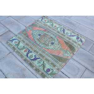 พรมปูพื้นลายปะติดสีแดงวินเทจ ขนาด 3.7x3.7 ฟุต พร้อมแผ่นรองหลังทำจากยางพารา เป็นมิตรต่อสิ่งแวดล้อม เหมาะสำหรับตกแต่งบ้าน - Product Image 2