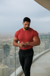 Fournisseur en gros sur mesure T-shirts pour hommes à col rond en bambou rouge Basics T-shirt en coton respirant pour l'entraînement et le streetwear pour hommes - Product Image 2