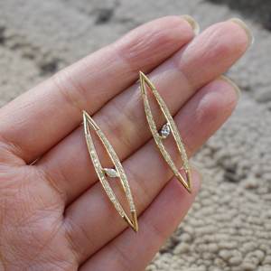 El último fabricante de joyería fina de alta calidad, nuevos diseños de pendientes de tuerca de diamantes pavimentados de oro rosa sólido de 18K para uso diario - Product Image 2