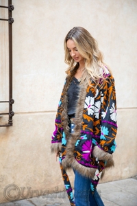 Vêtements pour femmes bohèmes multicolores, lourds, brodés de style suzani, manteaux d'hiver avec des détails en fourrure sur les poignets et le col, prix de gros - Product Image 4