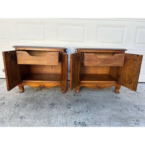 ตู้ไม้สักเนื้อแข็งสไตล์ฝรั่งเศสสำหรับการตกแต่งภายในห้องนอนแบบไร้กาลเวลา - Product Image 3