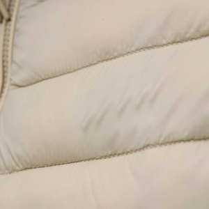 Gilets matelassés chauds pour hommes avec finition légère, confortable et hydrofuge, et coupe polyvalente pour les aventures en plein air - Product Image 6