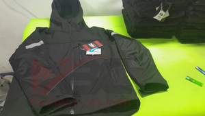 Chaqueta Softshell exterior para hombre con cuello levantado, logotipo personalizable, diseño impermeable de talla grande - Product Image 4