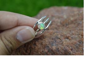 Bague chrétienne en opale éthiopienne en argent sterling 925 pierres précieuses naturelles Style bohème minimaliste écologique fait à la main réglable - Product Image 2