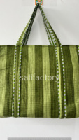 Sac fourre-tout matelassé en coton réutilisable pour femmes avec fermeture ouverte à l'épaule indienne faite à la main fond blanc