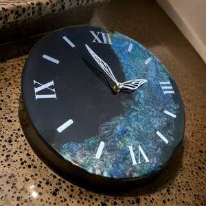 Horloge murale en résine époxy artistique de luxe, aiguille en quartz, design moderne fait à la main pour le salon, l'hôtel, la décoration de restaurant, batterie - Product Image 4