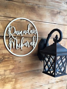 Elegante Corona Floral de Ramadán Mubarak con Letras Decorativas y Flores para Decoración de Ramadán - Product Image 6