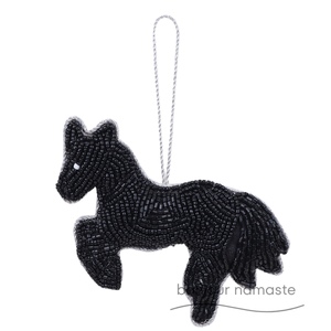 Adorno Navideño de Caballo Negro, Bordado a Mano con Diseño Floral Abstracto, Cuentas Talladas Estilo Charlotte |   Fiesta Occidental Artesanal - Product Image 1