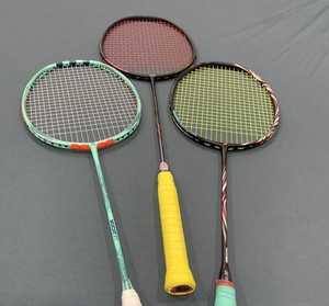 Meilleure raquette de badminton professionnelle en fibre de carbone, design personnalisé pour raquettes de sport en graphite dur, prix d'usine - Product Image 3