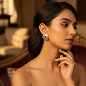 Boucles d'oreilles demi-cercle minimalistes tendance pour femmes en argent 925, style religieux mignon, plaqué rhodium, perle, or rose 18 carats - Product Image 1