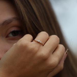 แหวนหมั้นเพชรโมอิสทรงกลม4มม. พร้อมลูกแพร์และหินด้านข้างทรงกลม | เครื่องประดับสำหรับงานแต่งงานที่สวยงาม - Product Image 6