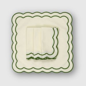 Manteles individuales de lino cosidos a mano, trabajo bordado que destaca la artesanía y agrega calidez a las experiencias de comida familiar - Product Image 1