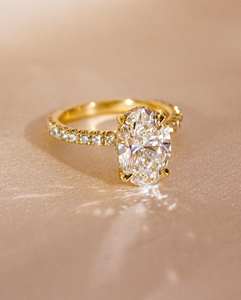 Bague de fiançailles Moissanite taille ovale 12x8mm | Solitaire avec bande pavée | OEM de bijoux fins de mariage en argent doré - Product Image 6