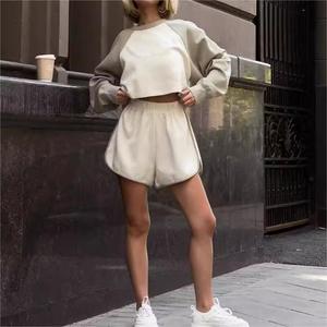 Conjunto de ropa deportiva de verano informal de talla grande para mujer 2025, pantalones cortos deportivos elásticos de manga corta con cuello bordado, transpirables de dos piezas - Product Image 3