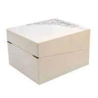 Boîte cadeau rigide blanche de luxe avec motif damassé vintage doré, couvercle rabattable, emballage cadeau avec intérieur en velours noir