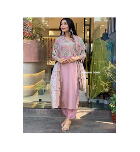 Vente en gros de qualité supérieure broderie lourde Zari tissage travail femmes costume ensemble avec filet Dupatta disponible à bas prix - Product Image 1