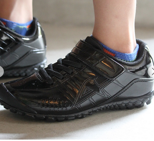 Chaussures de sport noires pour garçons avec fermeture à scratch, légères, pour terrain synthétique, par ASAHI J004, fabriquées au Japon - Product Image 1