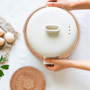 Juego de posavasos de ratán bohemio contemporáneo Acabado natural para el hogar o la mesa de comedor Elegancia orgánica y complemento de decoración de tendencia - Product Image 2