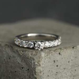 Bague de fiançailles Moissanite coupe ronde de 5mm | Demi-bande d'éternité avec pierres latérales | OEM de bijoux fins de mariage de mariée en or ou en argent - Product Image 1