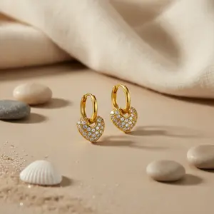 Boucles d'oreilles créoles en forme de cœur plaquées or chic pour femmes avec zircone cubique - Product Image 2