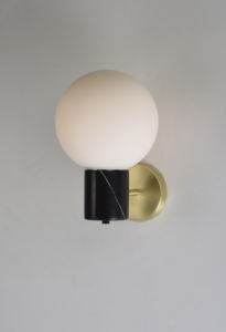 La applique murale Vesper à une seule lumière combine des influences de design moderne du milieu du siècle et de style scandinave contemporain pour un style élégant et raffiné. - Product Image 2