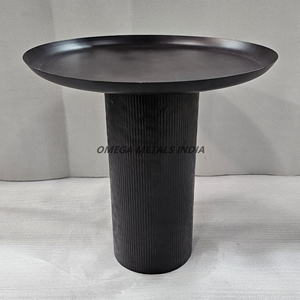 Table basse noire avec plateau circulaire et fond cylindrique côtelé alliant fonctionnalité et design contemporain - Product Image 1