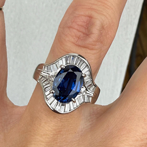 Bague de cocktail en or massif 14 carats avec saphir bleu naturel taille ovale et diamants taille baguette et taille rond sertis en canal, bague de mariage OEM - Product Image 1