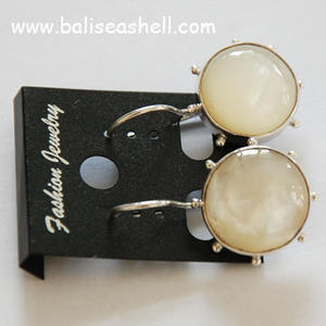 Pendiente de plata con corte de fregona SEASHELL JEWELRY Pendiente de plata con motivo redondo blanco - Product Image 2